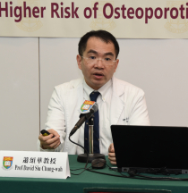 港大李嘉誠醫學院內科學系臨床教授蕭頌華教授指傳統薄血藥華法林對比新型薄血藥達比加群,明顯有較高的骨質疏鬆性骨折風險。